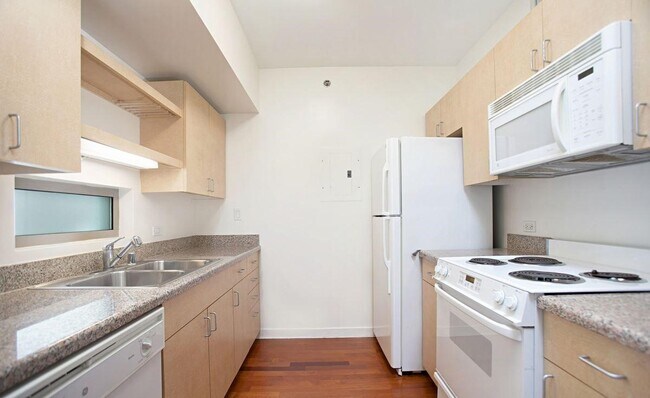 425 W Beech, Unit 327 in San Diego, CA - Building Photo - Building Photo