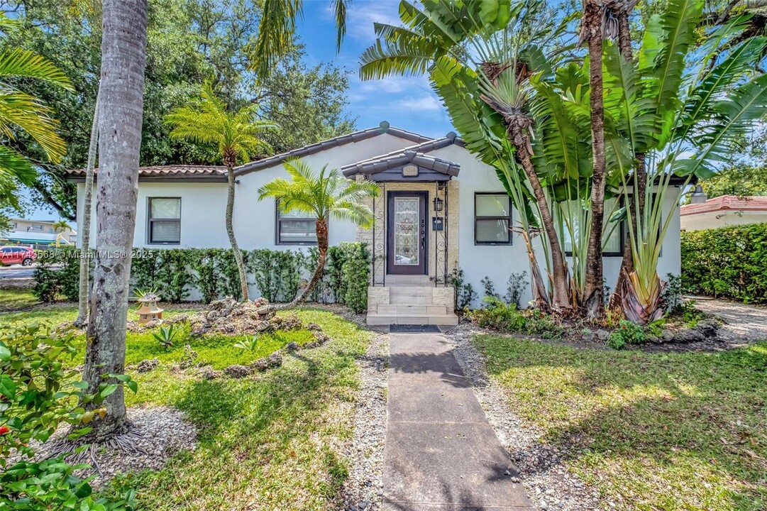 135 Ponce de Leon in Coral Gables, FL - Building Photo