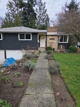 1604 N 203rd Pl in Shoreline, WA - Foto de edificio - Building Photo