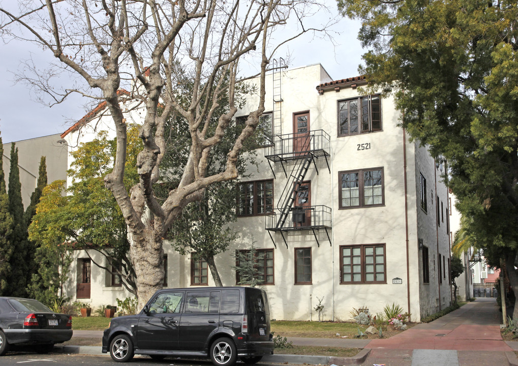 Embassy Apartments in Alameda, CA - Foto de edificio