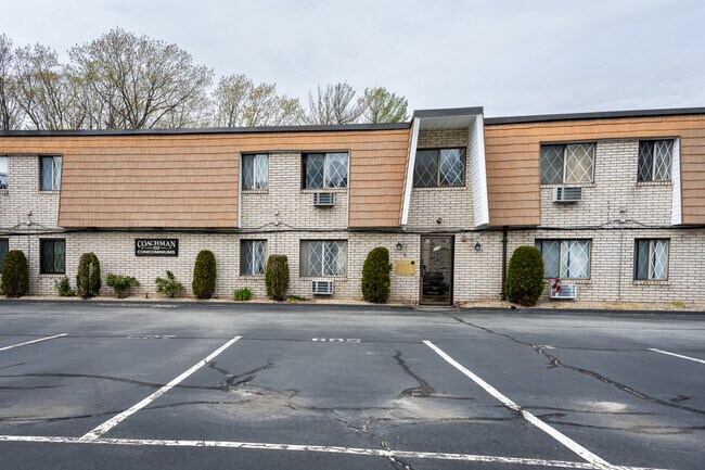 Coachman Condominiums in Cranston, RI - Foto de edificio - Building Photo