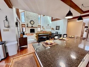 811 Paddock Ct in Hawley, PA - Building Photo - Building Photo