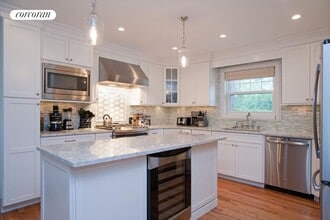 96 Wainscott NW Rd in Wainscott, NY - Building Photo - Building Photo