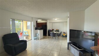 7610 Westwood Dr in Tamarac, FL - Building Photo