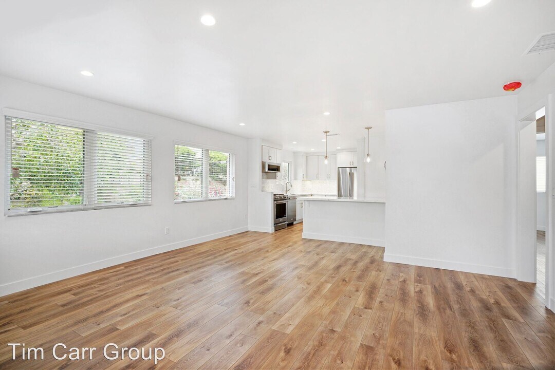 320 Catalina Dr in Newport Beach, CA - Building Photo
