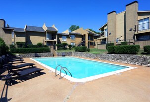 Broadway Reserve Apartments – A Fresh, Revitalized Home in Tyler, TX in Tyler, TX - Building Photo
