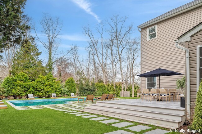 4056 Noyack Rd in Sag Harbor, NY - Foto de edificio - Building Photo