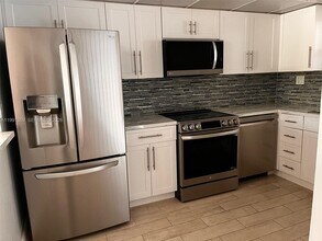 210 NW 87th Ave in Miami, FL - Foto de edificio - Building Photo