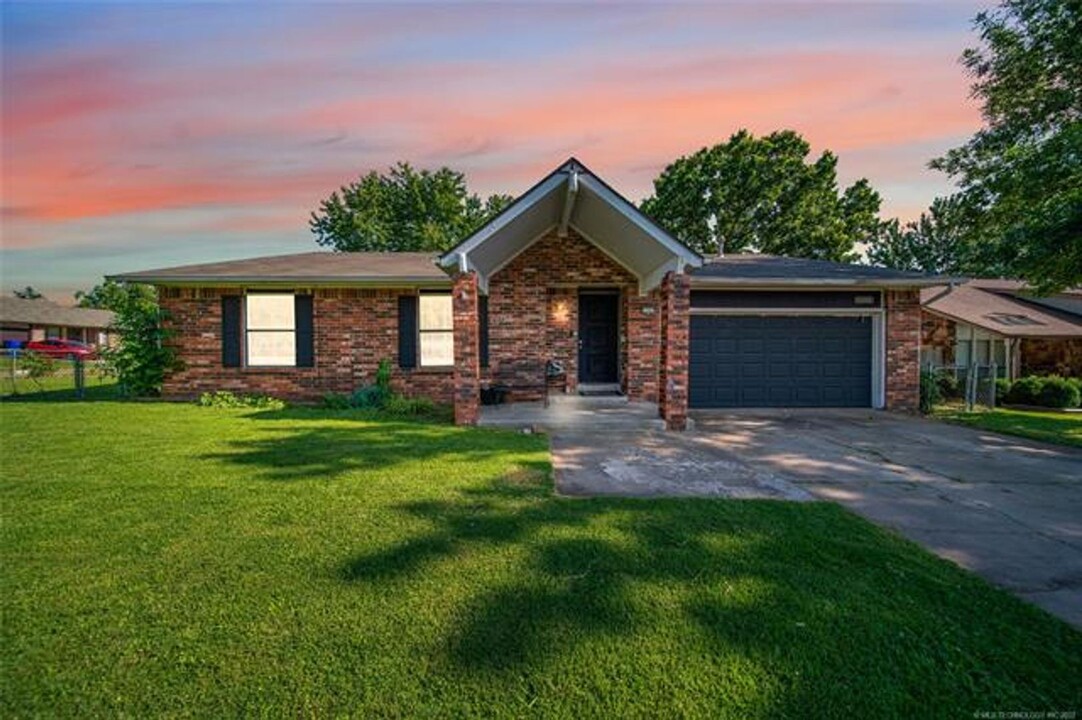 1101 W Knoxville St in Broken Arrow, OK - Foto de edificio