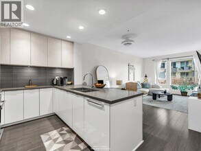 255 W 1st St in North Vancouver, BC - Building Photo - Building Photo