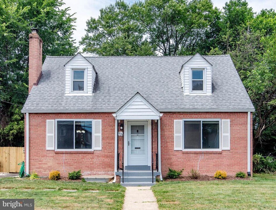 3034 Fenwick Rd in Falls Church, VA - Building Photo