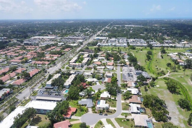 3313 Pembrook Dr in Sarasota, FL - Building Photo - Building Photo