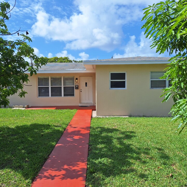 455 Bayberry Dr in West Palm Beach, FL - Building Photo