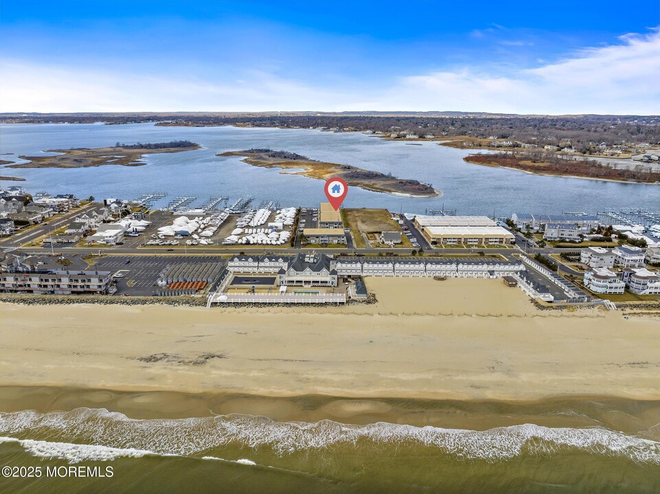 1382 Ocean Ave in Sea Bright, NJ - Foto de edificio