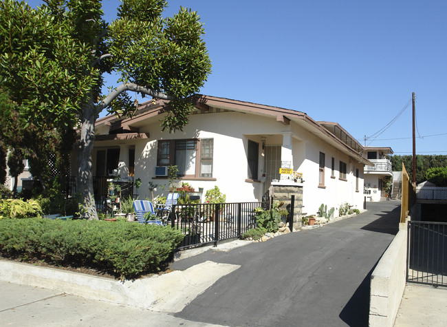 225 W Alhambra Rd in Alhambra, CA - Foto de edificio - Building Photo