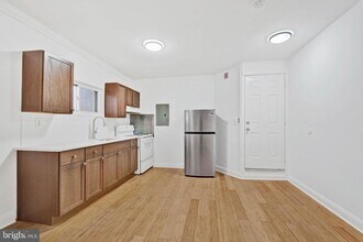 2040 Frankford Ave in Philadelphia, PA - Building Photo - Building Photo