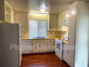 208 Hawthorne St in Sutherlin, OR - Building Photo - Building Photo