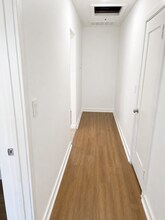 1047 W Vernon Ave, Unit 1047 1/2 in Los Angeles, CA - Foto de edificio - Building Photo