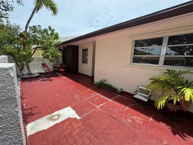 13846 Kendale Lakes Dr in Miami, FL - Building Photo - Building Photo