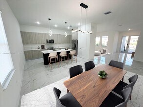 12273 SW 44th St in Davie, FL - Foto de edificio - Building Photo