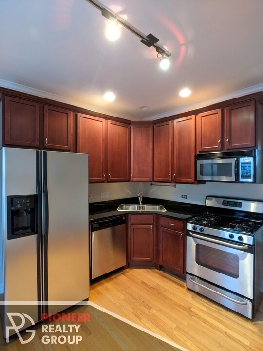 3244 N Clifton Ave, Unit 3 in Chicago, IL - Building Photo