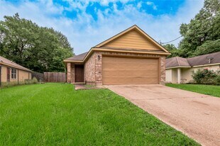 636 Avenue H in Huntsville, TX - Building Photo