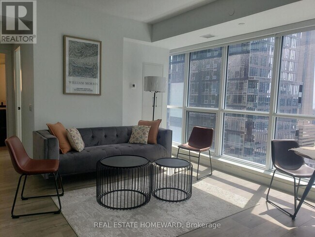 327 King St W in Toronto, ON - Building Photo - Building Photo