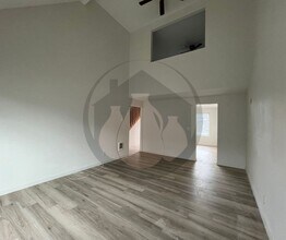 310 N Bridge St-Unit -310 in Sheridan, OR - Foto de edificio - Building Photo