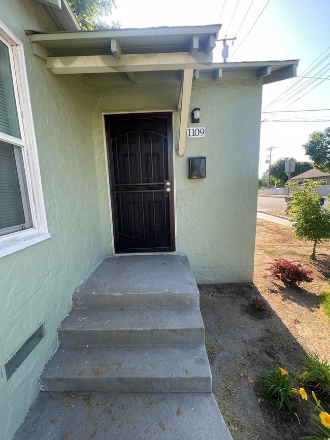 1107-1109 E McKenzie Ave in Fresno, CA - Building Photo - Building Photo