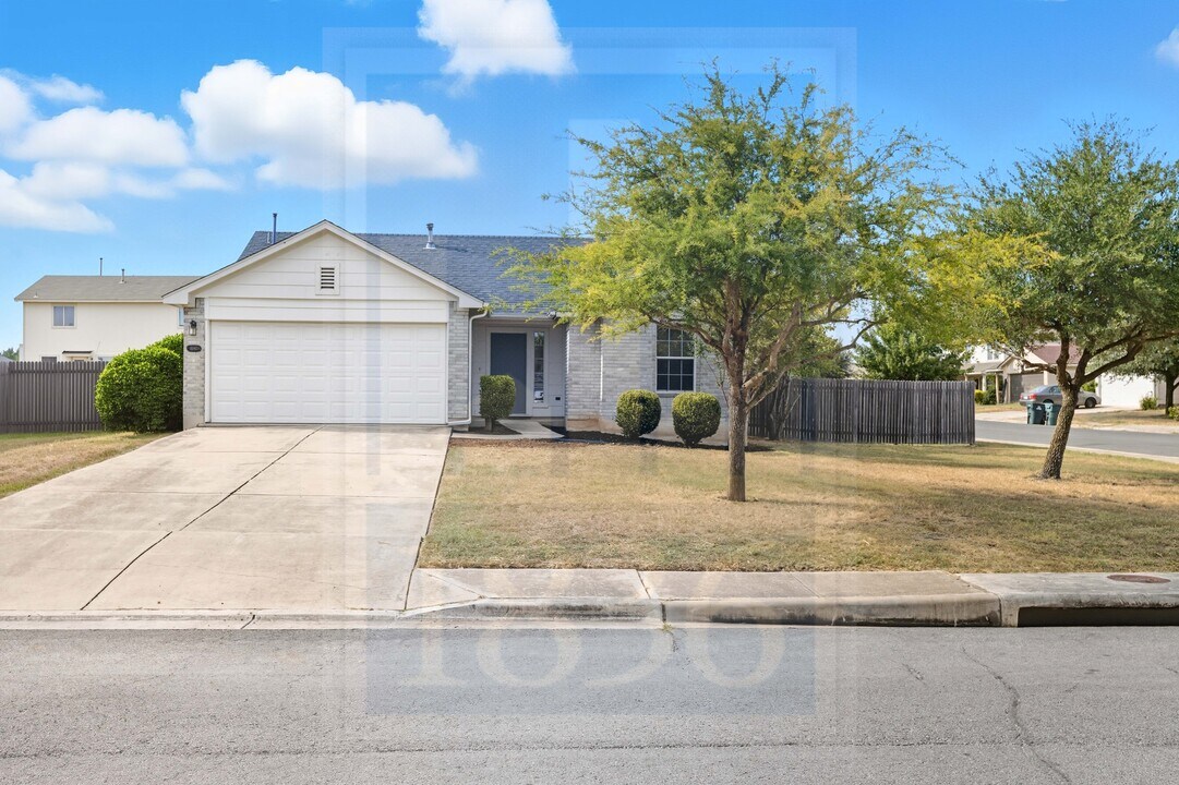 291 Atlantis in Kyle, TX - Building Photo