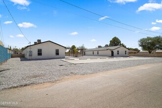11721 Valle Del Paseo Dr in Socorro, TX - Foto de edificio - Building Photo