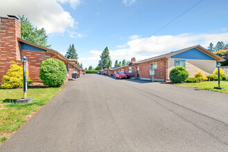 313 SE Warner-Milne Rd in Oregon City, OR - Foto de edificio - Building Photo