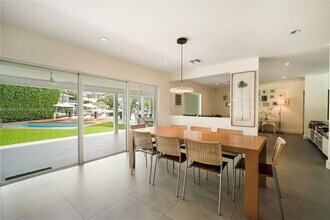 861 Harbor Dr in Key Biscayne, FL - Foto de edificio - Building Photo
