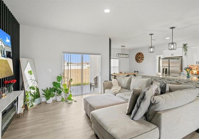 817 Desmoines Pl in Poinciana, FL - Building Photo - Building Photo