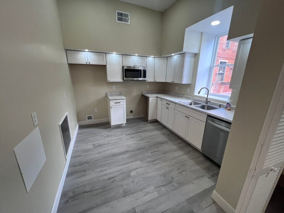 1316 11th Ave, Unit 2nd Floor Rear in Altoona, PA - Building Photo