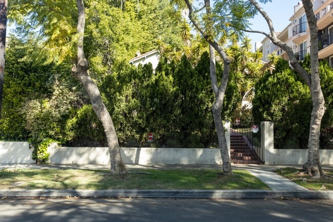 8615 W Knoll Dr in West Hollywood, CA - Building Photo - Building Photo