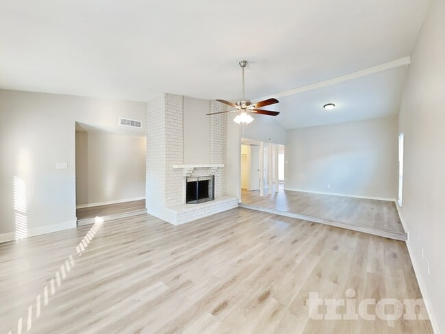 5001 Oregon Ct in Grand Prairie, TX - Building Photo - Building Photo