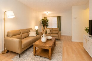 724 Clay Ave in Huntington Beach, CA - Building Photo