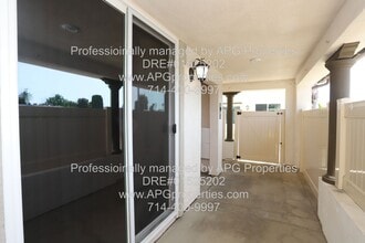 1696 W Trapezoid Dr in Anaheim, CA - Foto de edificio - Building Photo