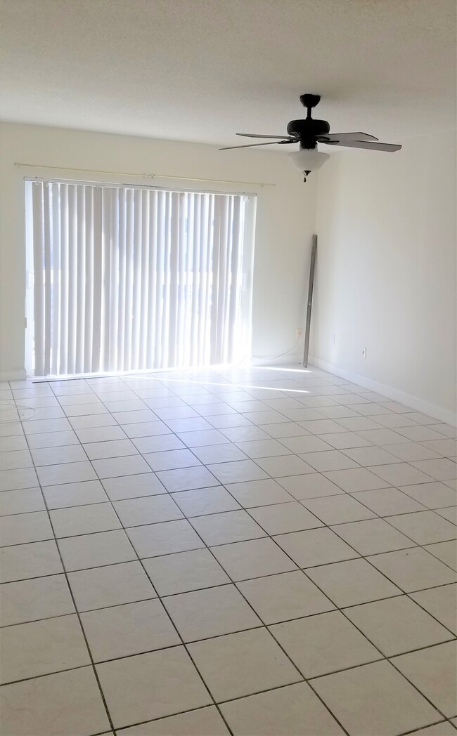 7700 Camino Real in Miami, FL - Foto de edificio - Building Photo