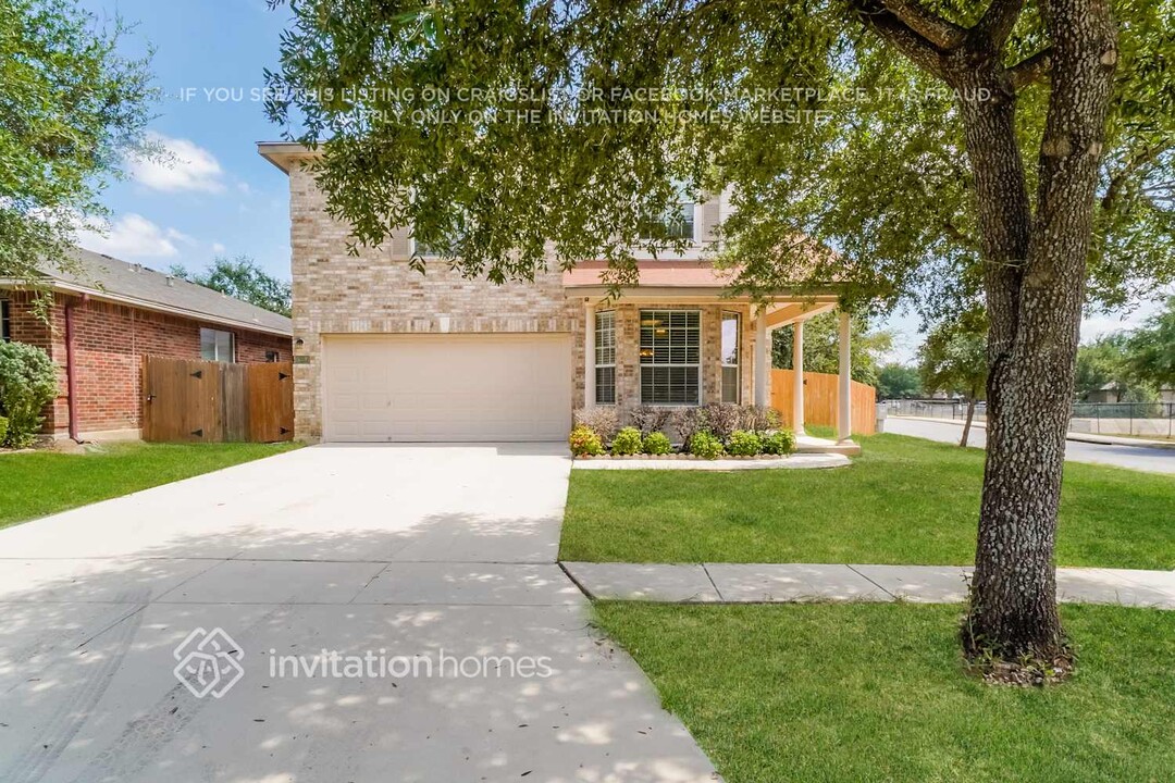 8754 Sonora Pass in Helotes, TX - Foto de edificio