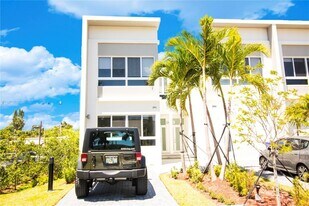 2465 NE 135th St in North Miami, FL - Building Photo