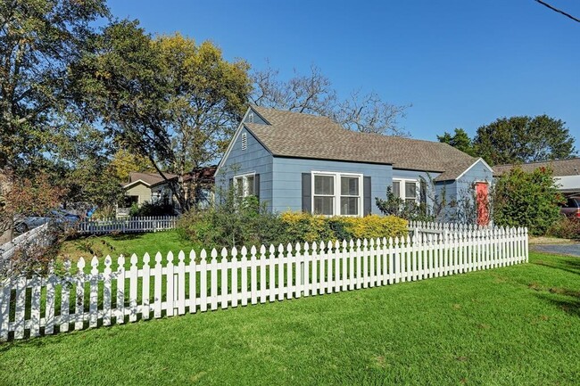 408 N Hunt St in Bellville, TX - Building Photo - Building Photo