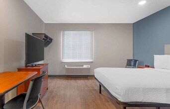 Furnished Studio-Fort Myers - Northeast in Ft. Myers, FL - Foto de edificio - Building Photo