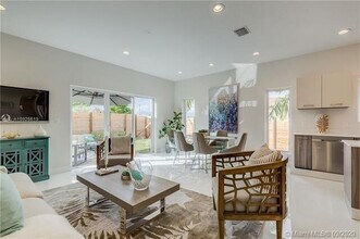 696 NE 43rd St in Oakland Park, FL - Building Photo - Building Photo