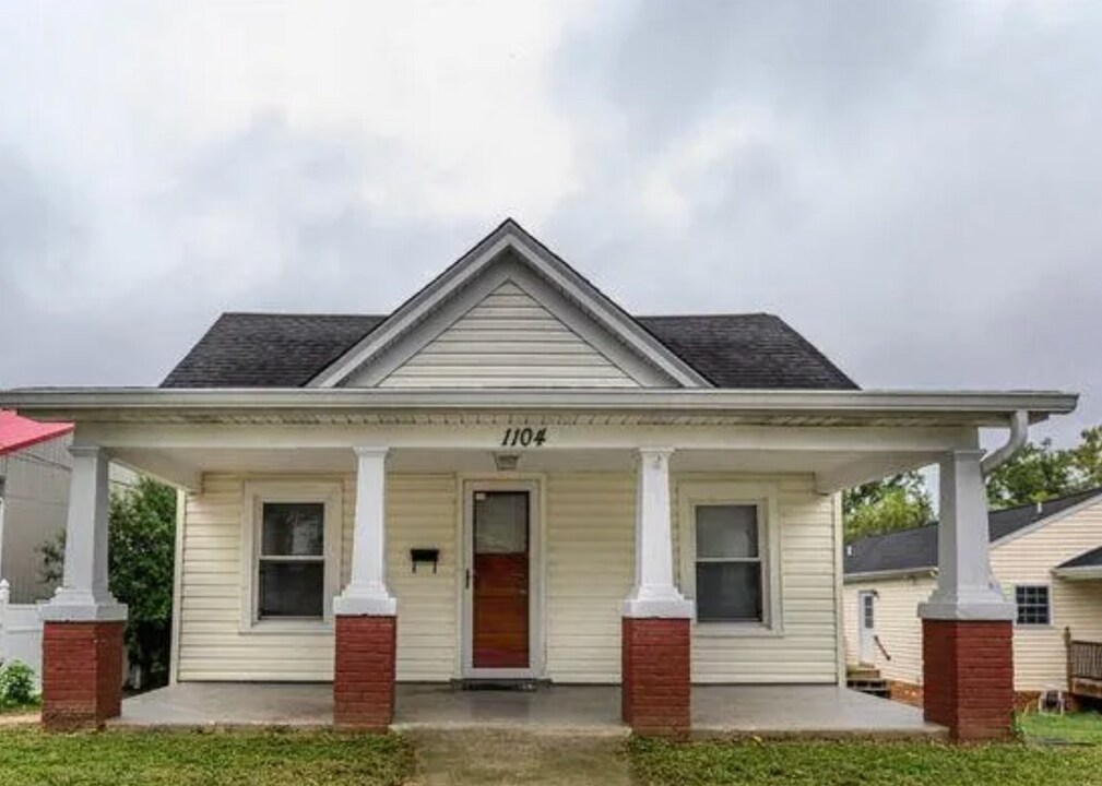 1104 Tolleys Ln in Lynchburg, VA - Building Photo