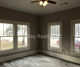 2402 Lee St in Alexandria, LA - Building Photo - Building Photo