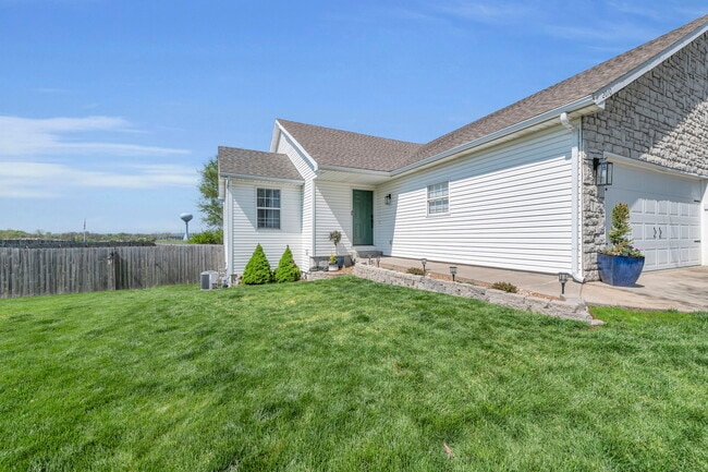 2010 Rock Creek Ct in Tonganoxie, KS - Building Photo - Building Photo