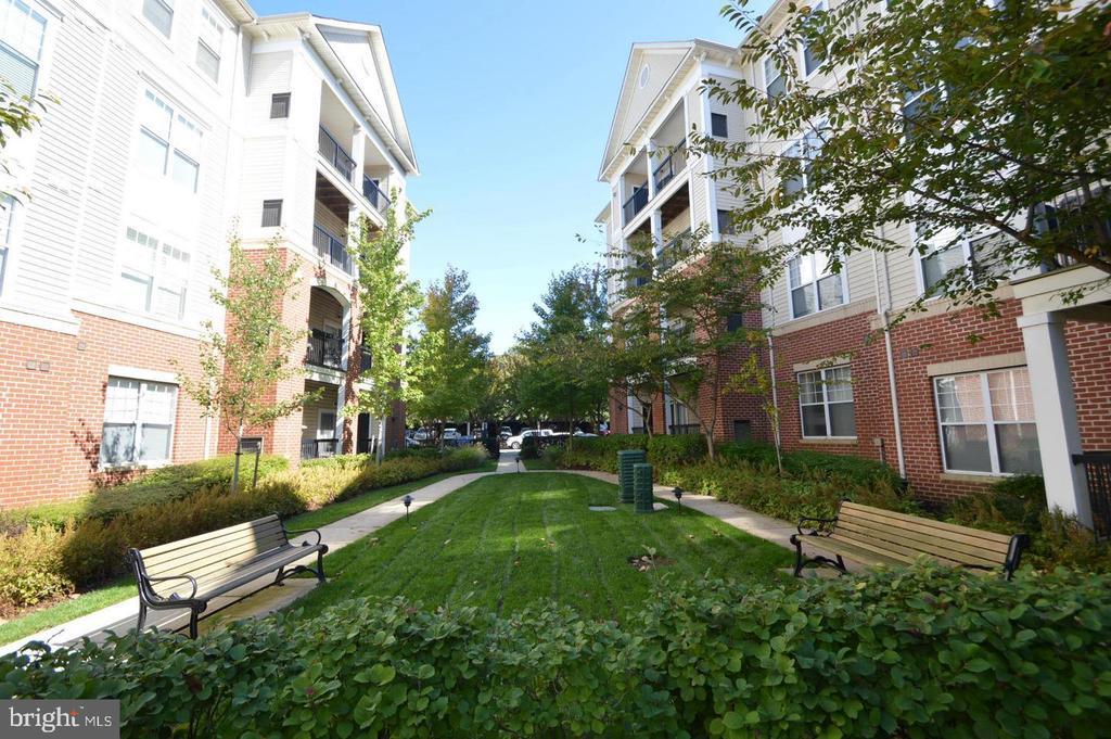 11329 Aristotle Dr in Fairfax, VA - Building Photo