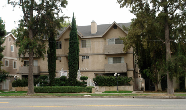 13042 Riverside Dr in Sherman Oaks, CA - Building Photo - Building Photo